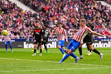 El delantero noruego aprovechó un rechace de un potente tiro de Marcos Llorente para empujar el balón al fondo de la red. 1-0 para el Atlético.