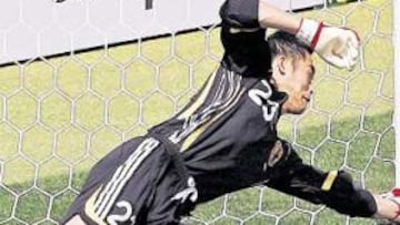 <b>EL HÉROE. </b>Kawaguchi adivinó la intención de Srna, se estiró a la izquierda y paró el penalti. El meta japonés fue el mejor del partido.