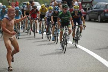 Un aficionado saluda a Thomas Voeckler.