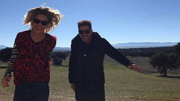 Diego Pablo Simeone y Carla Pereyra celebraron ayer su tercer aniversario disfrutando de un día en el campo junto a su hija Francesca, la primera que la pareja tiene en común.