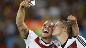 Podolski y Bastian Schweinsteiger celebran la Copa del Mundo conquistada por Alemania en Brasil 2014.