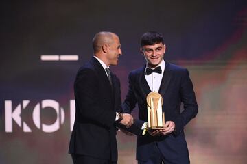 Trofeo Kopa mejor jugador sub-21. Pedri, jugador del FC Barcelona, recibe el premio de manos de Fabio Cannavaro.
