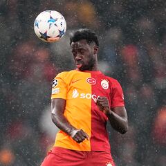 Napoli iba por Davinson Sánchez y prefirió a Victor Nelsson