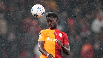 Galatasaray's Colombian defender #06 Davinson Sanchez vies for a header during the UEFA Champions League group A football match between FC Copenhagen and Galatasaray in Copenhagen, on December 12, 2023. (Photo by Mads Claus Rasmussen / Ritzau Scanpix / AFP) / Denmark OUT