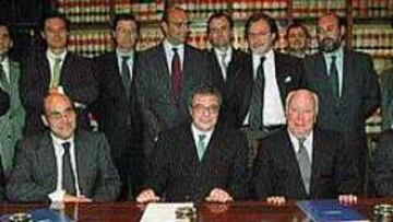 <B>LA FIRMA.</B> Sentados, de izquierda a derecha, Luis Abril, César Alierta, Jesús de Polanco y Javier Díez de Polanco. De pie, en el centro, Fernando Abril, Juan Luis Cebrián y Carlos Abad.