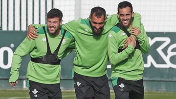 Juanmi, junto a Borja Iglesias y Ruibal.