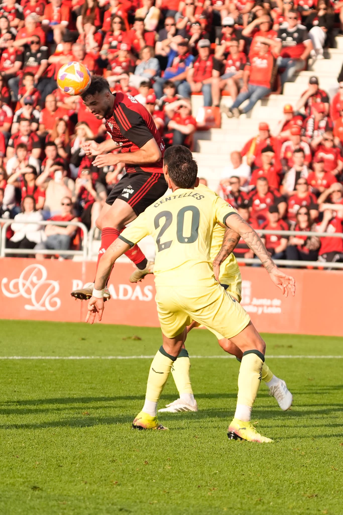Egiluz, jugador del Mirandés, gana el balón de cabeza dentro del área.