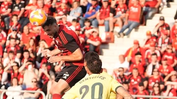 Egiluz, jugador del Mirandés, gana el balón de cabeza dentro del área.
