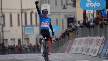Pogacar celebra su segundo triunfo de etapa en la Tirreno-Adriático 2022.