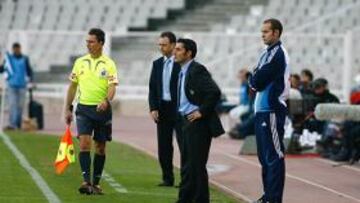 <b>HOY SE VUELVEN A CRUZAR. </b>Valverde, en primer término, y Caparrós, en el partido de la primera vuelta en Montjuic.