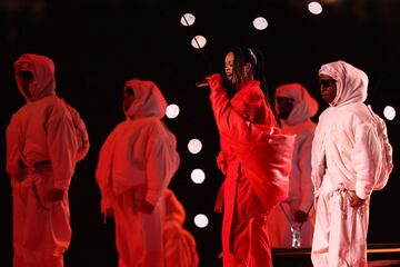 La artista nacida en Barbados protagonizó sola el Halftime Show del Super Bowl LVII del Estadio de la Universidad de Phoenix.