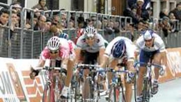 <b>ÓSCAR FREIRE YA GANÓ EN SORRENTO.</b> Esta imagen pertenece al triunfo que logró Óscar Freire hace dos años en la primera etapa de la Tirreno-Adriático, que, al igual que hoy, también acabó en la localidad de Sorrento. Aquel día batió a Erik Zabel. Luego también ganó la sexta etapa.
