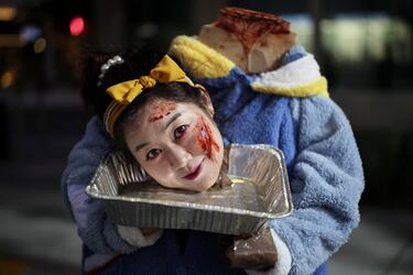 Una mujer disfrazada posa para un retrato durante el Carnaval de Halloween de West Hollywood, California.