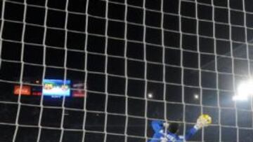 <b>GOLAZO DE PEDRO. </b>Manuel Reina se estiró e hizo un buen partido en el Camp Nou, aunque no pudo evitar el buen tanto del canario.