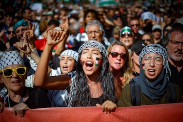 Varias personas durante una manifestación en apoyo a Palestina en Barcelona.
