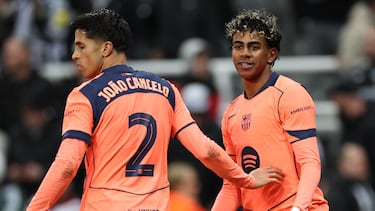 NEWCASTLE (United Kingdom), 10/03/2026.- Lamine Yamal of Barcelona (R) celebrates with his teammate Joao Cancelo after scoring the 1-1 goal from a penalty during the UEFA Champions League Round of 16 first leg match between Newcastle United and FC Barcelona, in Newcastle, Britain, 10 March 2026. (Liga de Campeones, Reino Unido) EFE/EPA/ADAM VAUGHAN