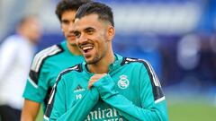 Dani Ceballos, jugador del Real Madrid, sonríe durante una sesión de entrenamiento.