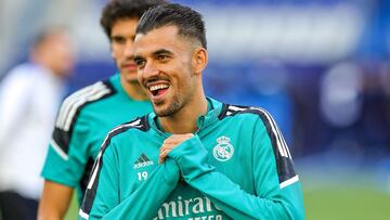 Dani Ceballos, jugador del Real Madrid, sonríe durante una sesión de entrenamiento.