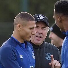 Chats y videos con errores, el trabajo de Mina en cuarentena