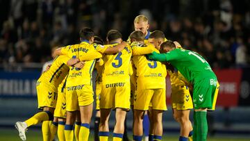 BARCELONA, 03/12/2024.- Los jugadores de Las Palmas este martes, previo al partido de segunda ronda de Copa del Rey, entre el Europa y el UD Las Palmas, en el estadio municipal Nou Sardenya de Barcelona. EFE/ Enric Fontcuberta