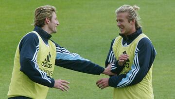 Rub&eacute;n Gonz&aacute;lez, con David Beckham durante un entrenamiento del Real Madrid.