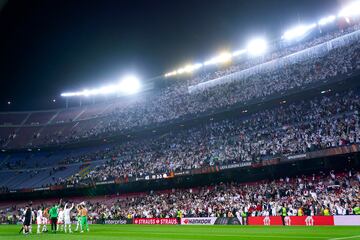 The Eintracht players celebrate with their fans their victory against Barcelona in a Camp Nou full of German fans.
