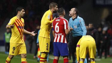 Koke y Piqué reclaman a Mateu tras la falta del central a Morata.