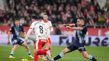 GIRONA, 01/03/2026. El centrocampista del Girona Francisco Beltrán y el delantero del Celta de Vigo Ferrán Jutglà, durante el partido de la jornada 26 de LaLiga entre el Girona FC y el RC Celta, este domingo en el estadio municipal de Montilivi.EFE/ David Borrat