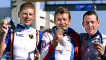 Jan Ullrich (plata), Viatchelav Ekimov (oro) y Lance Armstrong (bronce).