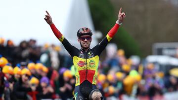 Iserbyt celebra su triunfo en el Grand Prix Sven Nys celebrado en Baal.