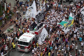 Vista general de los aficionados mientras el ata¨²d de la leyenda del f¨²tbol brasile?o Pel¨¦ es transportado por el departamento de bomberos, desde el estadio Vila Belmiro de su antiguo club Santos hasta el cementerio
