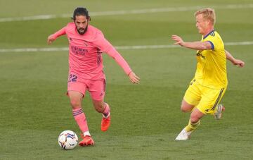 Isco busca un pase durante el partido ante el C&aacute;diz.