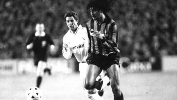 Ruud Gullit, con la camiseta del Milan, juega un bal&oacute;n durante un encuentro ante el Real Madrid.