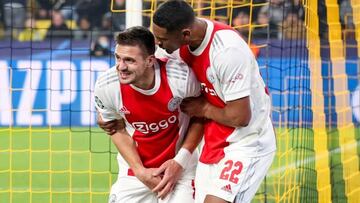 DORTMUND, NETHERLANDS - NOVEMBER 3: Dusan Tadic of Ajax injury after score the first goal for his team during the UEFA Champions League Group stage match between Borussia Dortmund  and Ajax at Signal Iduna Park on November 3, 2021 in Dortmund, Netherlands (Photo by Marcel ter Bals/BSR Agency/Getty Images)