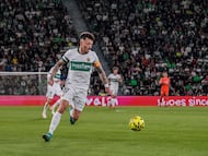 ELCHE (ALICANTE ), 07/11/2025.- El centrocampista del Elche Josan Ferrández en acción durante el partido de la jornada 12 de LaLiga EA Sports, entre el Elche CF y la Real Sociedad, que se disputa este viernes en el Estadio Manuel Martínez Valero de Elche (Alicante). EFE/ Pablo Miranzo