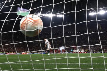 Tanda de penaltis. Montiel, dos oportunidades para el séptimo de la serie. El árbitro manda repetir la pena máxima por estar adelantado Rui Patricio. En el segundo lanzamiento, el defensa argentino anota el tanto de la victoria.