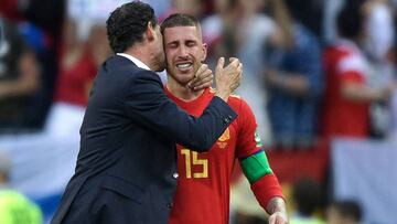 Hierro intenta consolar a Sergio Ramos tras la eliminación de España.