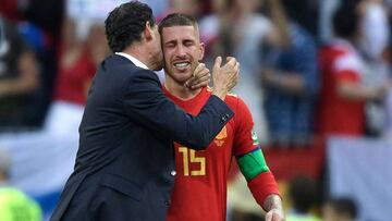 Hierro intenta consolar a Sergio Ramos tras la eliminaci&oacute;n de Espa&ntilde;a.