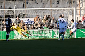 Carlos Abad, justo en el momento en el que le detiene el penalti a Carbonell. 