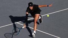 Garbi&ntilde;e Muguruza devuelve una bola ante Aliaksandra Sasnovich durante su partido en el Abu Dhabi WTA Women&#039;s Tennis Open en el Zayed Sports City de Abu Dhabi, Emiratos &Aacute;rabes Unidos.
