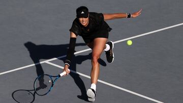 Garbiñe Muguruza devuelve una bola ante Aliaksandra Sasnovich durante su partido en el Abu Dhabi WTA Women's Tennis Open en el Zayed Sports City de Abu Dhabi, Emiratos Árabes Unidos.