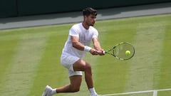 London (United Kingdom), 27/06/2024.- Carlos Alcaraz of Spain takes part in a practice session on Centre Court ahead of the Wimbledon tennis championships at the AELTC at Wimbledon, Britain London, Britain, 27 June 2024. (Tenis, España, Reino Unido, Londres) EFE/EPA/NEIL HALL
