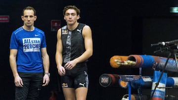 Armand Duplantis y Renaud Lavillenie durante el All Star Perche de Clermont-Ferrand.