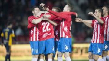 Los jugadores del Girona celebran el triunfo ante la Ponferradina.