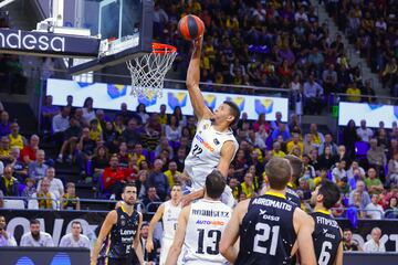 Edy Tavares vuela por encima del aro.