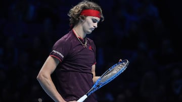 El tenista alemán Alexander Zverev en acción ante el estadounidense Jack Sock durante su partido en la fase de grupos de las ATP Finals de Londres.