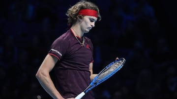 El tenista alem&aacute;n Alexander Zverev en acci&oacute;n ante el estadounidense Jack Sock durante su partido en la fase de grupos de las ATP Finals de Londres.