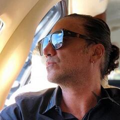 Alejandro Fernández, borracho, provoca el pánico en un avión y es expulsado