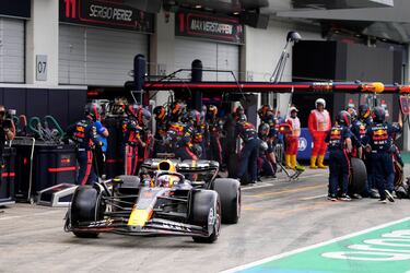 ¡Entra Max Verstappen a cambiar neumáticos y sale justo por detrás de Carlos Sainz!