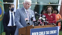 El representante estadounidense John Larson, dem&oacute;crata de Connecticut, en el centro, habla en una conferencia de prensa mientras el alcalde de Hartford, Luke Bronin, a la izquierda, y la presidenta de la C&aacute;mara de Representantes, Nancy Pelosi, escuchan, en la Universidad de Goodwin, el mi&eacute;rcoles 8 de septiembre de 2021, en East Hartford. , Conn. 